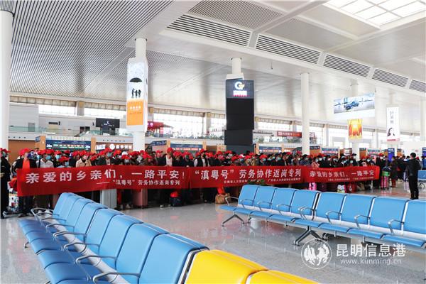 03列隊喊著響亮口號的務(wù)工人員。記者 劉璐璐 攝