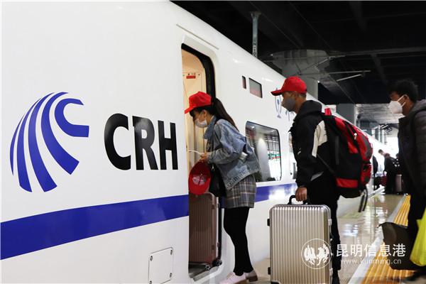 04正在排隊乘坐滇粵號專列的務(wù)工人員。記者 劉璐璐 攝