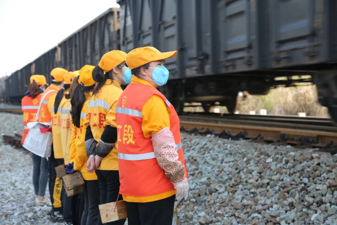 鋼軌見證擔(dān)當(dāng)丨戰(zhàn)“疫”中的鐵路人