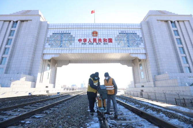 鋼軌見證擔(dān)當(dāng)丨戰(zhàn)“疫”中的鐵路人