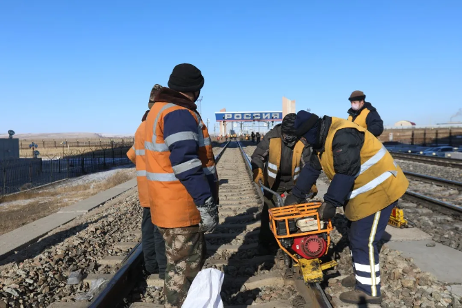 鋼軌見證擔(dān)當(dāng)丨戰(zhàn)“疫”中的鐵路人