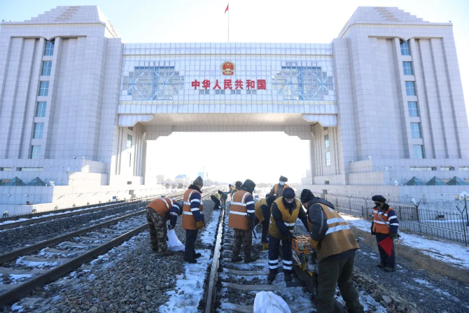 鋼軌見證擔(dān)當(dāng)丨戰(zhàn)“疫”中的鐵路人