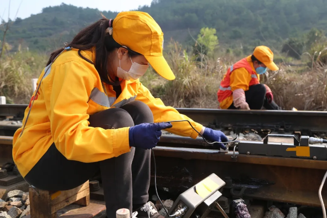 鋼軌見證擔(dān)當(dāng)丨戰(zhàn)“疫”中的鐵路人