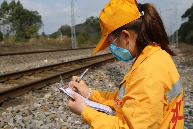 鋼軌見證擔(dān)當(dāng)丨戰(zhàn)“疫”中的鐵路人