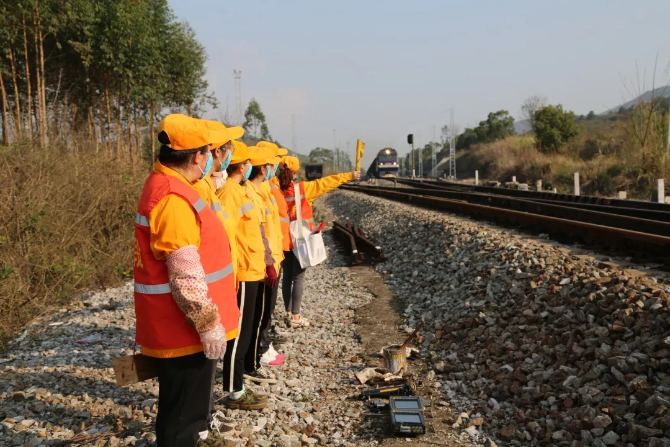 鋼軌見證擔(dān)當(dāng)丨戰(zhàn)“疫”中的鐵路人