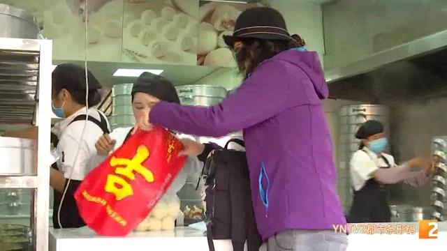 昆明街邊“網(wǎng)紅”美食店陸續(xù)開張 (5).jpg