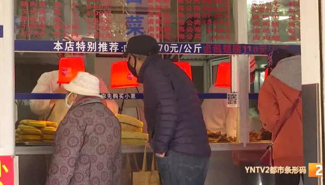 昆明街邊“網(wǎng)紅”美食店陸續(xù)開張 (4).jpg