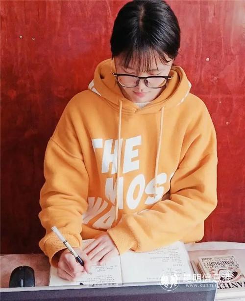 財(cái)會(huì)金融學(xué)院的黃青在家自學(xué)。供圖