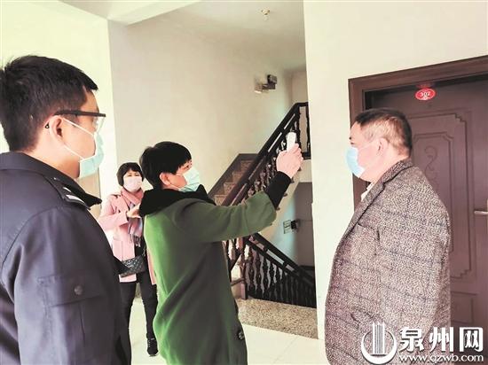 吳麗秀（右二）帶領(lǐng)醫(yī)護(hù)人員為居民測量體溫