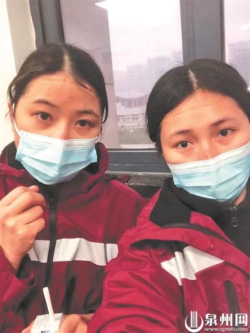 厚重的防護(hù)裝備在年輕護(hù)士的鼻梁上留下了粗糙的壓痕