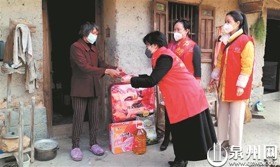 德化縣巾幗志愿者走訪慰問幫扶因疫情受困的貧困婦女家庭