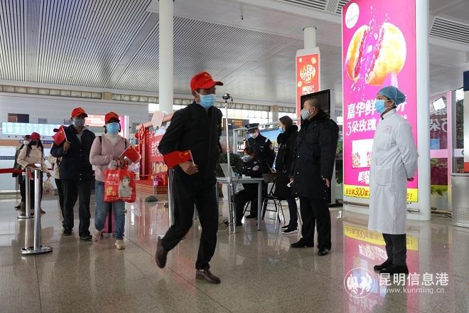 云南鐵路開行定制化務(wù)工專列運(yùn)送2.8萬人返崗就業(yè)。通訊員楊航 黃再云 供圖