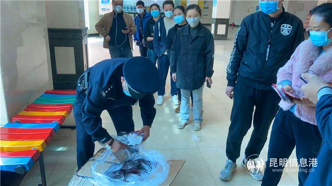 9.曹紅兵正在為群眾分發(fā)口罩 9.曹紅兵正在為群眾分發(fā)口罩