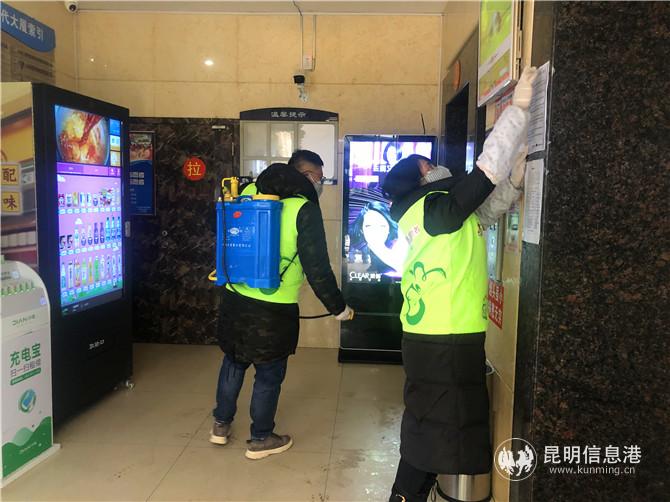 社區(qū)組織志愿者對(duì)無(wú)物業(yè)小區(qū)進(jìn)行消殺 社區(qū)組織志愿者對(duì)無(wú)物業(yè)小區(qū)進(jìn)行消殺