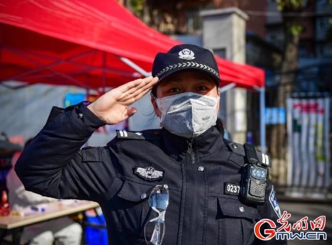 武漢社區(qū)民警曹怡坤:為居民服務(wù)的心一直熱乎著 武漢社區(qū)民警曹怡坤:為居民服務(wù)的心一直熱乎著