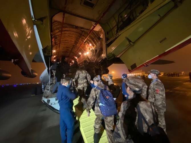 1月24日晚，醫(yī)療隊成員在重慶江北國際機場有序登機。 除夕夜，由陸軍軍醫(yī)大學抽調精干醫(yī)務人員，組建的150人醫(yī)療隊連夜從重慶出發(fā)，飛赴武漢支援抗擊新型冠狀病毒感染的肺炎疫情。