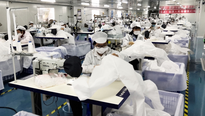 2月23日，深圳市一家醫(yī)療用品企業(yè)員工在車間加工防護用品。