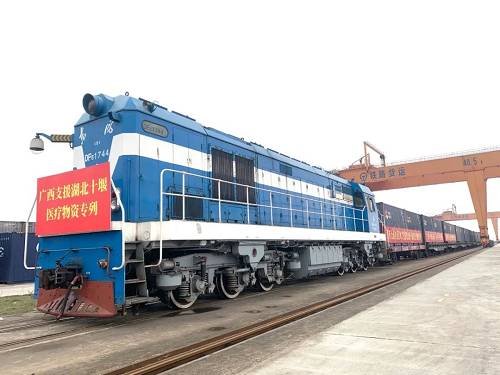 中國鐵路南寧局集團(tuán)有限公司根據(jù)這批醫(yī)療物資的品類和數(shù)量，特別是針對(duì)酒精、消毒液等物資，細(xì)化裝車方案，組織35名專業(yè)技術(shù)人員進(jìn)行危險(xiǎn)貨物裝運(yùn)和盯控，加強(qiáng)運(yùn)輸途中監(jiān)控，保證醫(yī)療物資安全抵達(dá)。