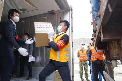 截至3月6日，南寧局集團(tuán)公司已通過開行貨運(yùn)直達(dá)班列、利用動(dòng)客車向湖北武漢、十堰、宜昌等10個(gè)城市搶運(yùn)援助物資244批次3880多噸，其中開行貨運(yùn)直達(dá)班列18列（果蔬班列11列）。