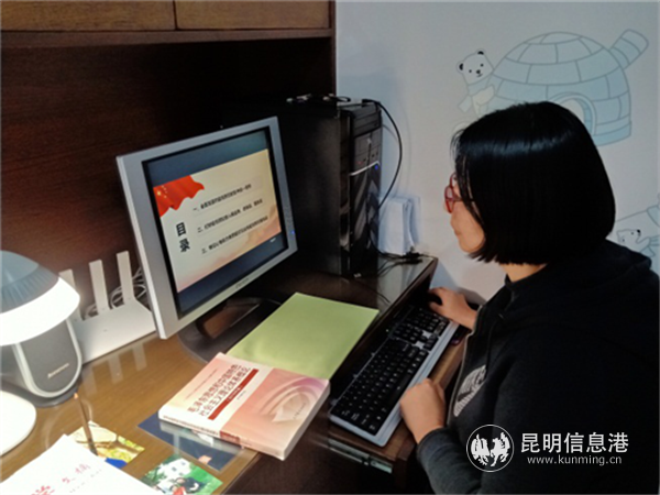 教師正在直播授課。（供圖）