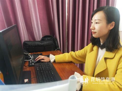 老師正在直播授課。（供圖）