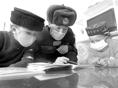 新疆塔什庫爾干塔吉克自治縣紅其拉甫邊境派出所民警在為牧民的孩子們補(bǔ)課。