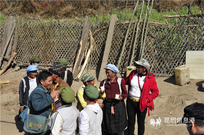 30年投遞生涯，桑南才與當(dāng)?shù)乩习傩战⒘松詈竦那檎x（甘靜 攝）