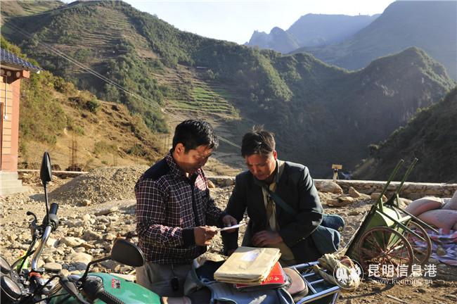 不管道路多艱險，黨報黨刊務(wù)必按時送到（甘靜 攝）