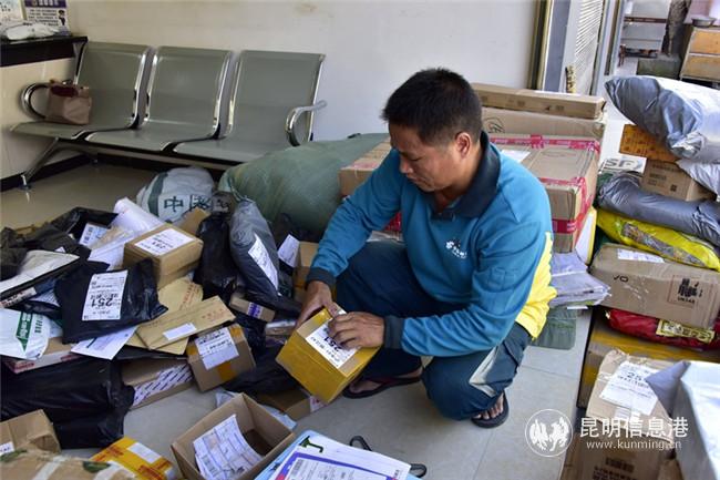 勾挑核對，分揀郵件（趙鳳仙攝）