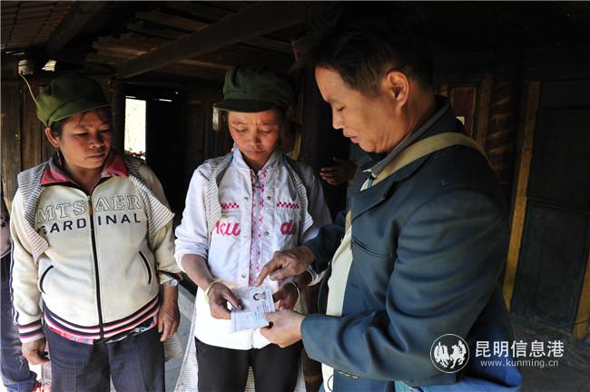 每一位百姓的業(yè)務(wù)他都牢記于心（甘靜 攝）