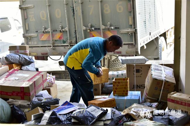 清點(diǎn)郵件，30多年無差錯（趙鳳仙攝）