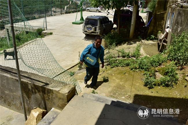 投遞到村委會（趙鳳仙攝）