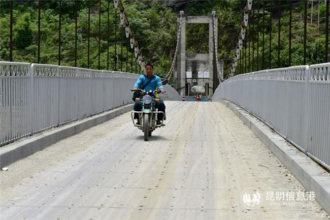 昔日的溜索變成了今日的鋼架橋，提升了投遞速度（趙鳳仙攝）