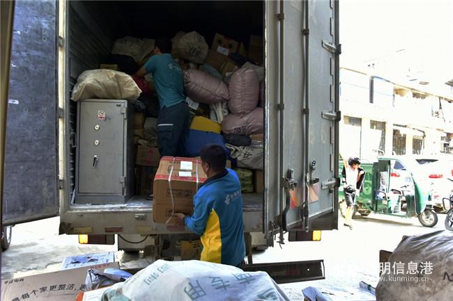 一人一所的擔(dān)當(dāng) ，獨(dú)自下郵件（ 趙鳳仙攝）