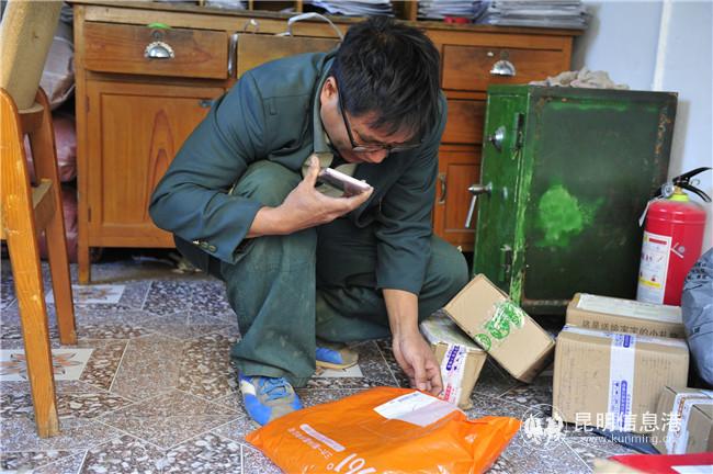 越來越多的電商包裹讓他忙得馬不停蹄（甘靜 攝）