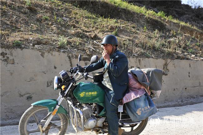 正午太陽火辣，終于可以喘口氣吃干糧了（甘靜 攝）