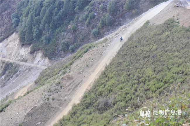 所謂“好走多了”的郵路,一側(cè)是陡峭的石壁，一側(cè)是深深的懸崖（甘靜 攝）