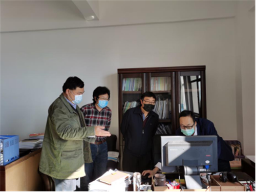3月2日,學(xué)校黨委書記牛定柱（左三）、校長張建雄（左一）到教務(wù)處視察在線教學(xué)管理工作（供圖）
