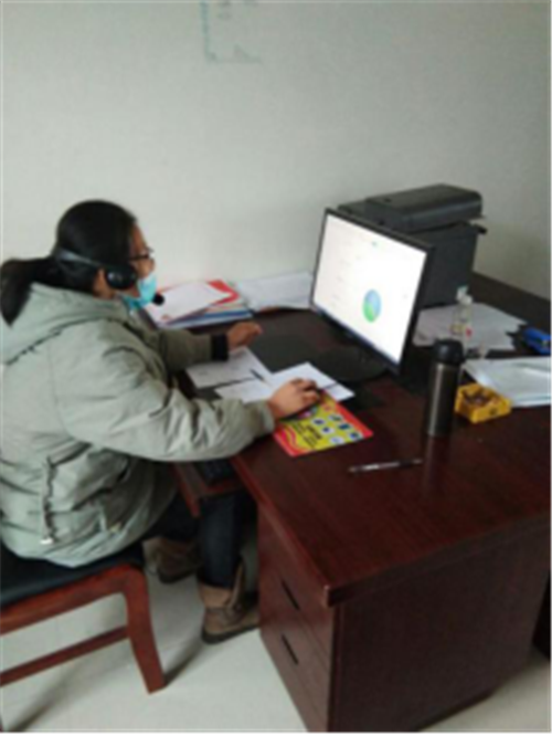 環(huán)境地質(zhì)學(xué)院陳希老師在湖北荊州農(nóng)村老家村委會上課（供圖）