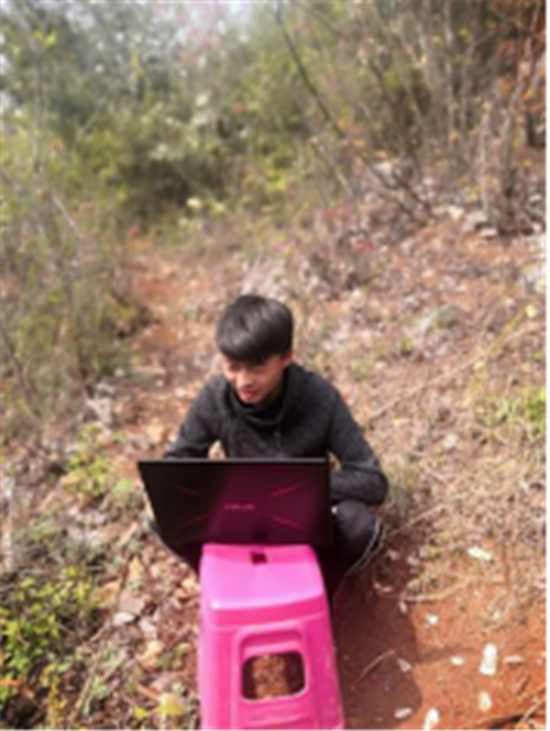 18級環(huán)境評價(jià)與咨詢服務(wù)專業(yè)1班的李來勇同學(xué)，因老家網(wǎng)絡(luò)不好，上山找信號上網(wǎng)課（供圖）