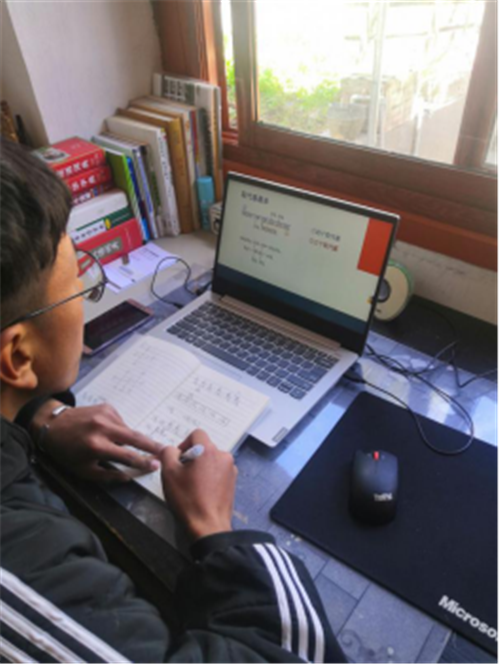 學(xué)生通過手機(jī)、電腦在線學(xué)習(xí)（供圖）