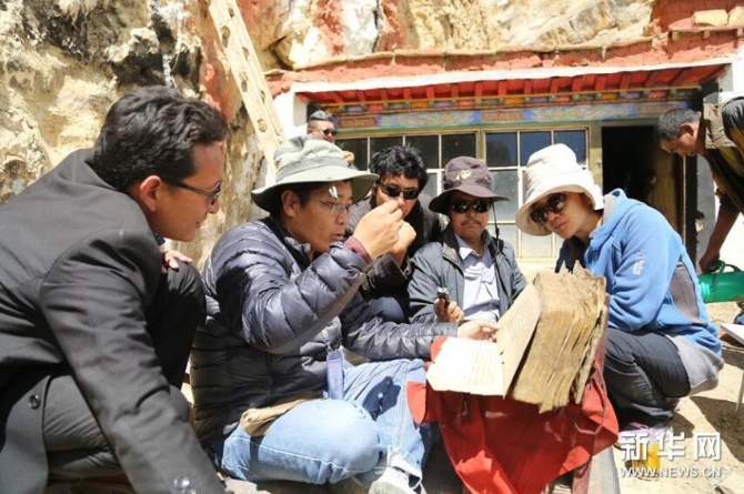 西藏古籍普查工作人員在西藏日喀則市開展古籍普查登記工作（2017年6月20日攝）。新華社記者 春拉 攝