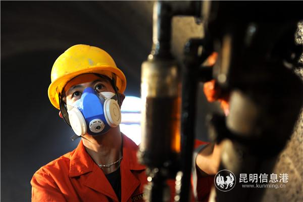 施工人員在隧道內(nèi)認真作業(yè)。通訊員劉明川 黃再云 何思遠 供圖