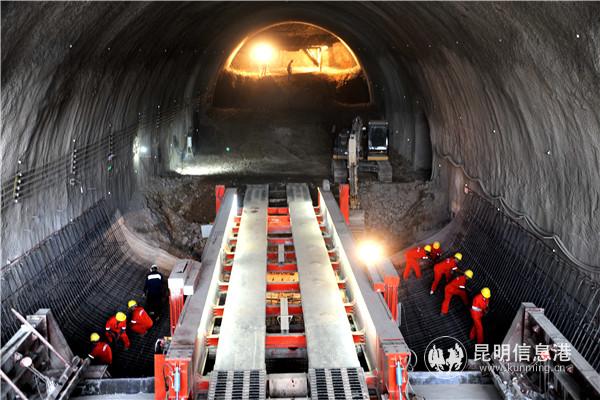 施工人員正在綁扎仰拱鋼筋。通訊員劉明川 黃再云 何思遠 供圖