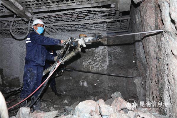 施工人員正在巖壁上進行風鉆作業(yè)。通訊員劉明川 黃再云 何思遠 供圖