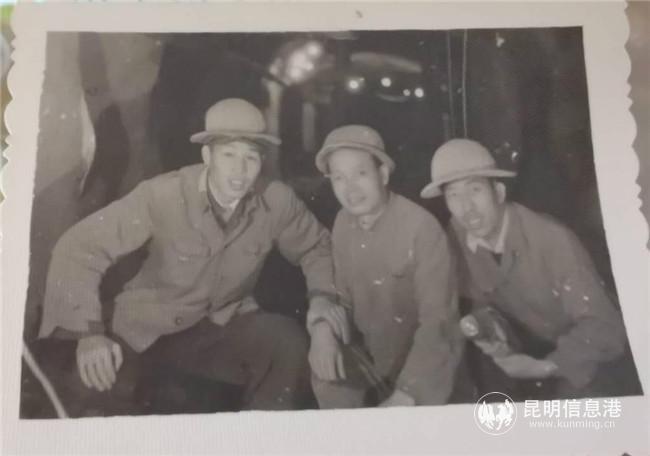 蘇發(fā)有(最左邊)在礦井下 蘇發(fā)有(最左邊)在礦井下