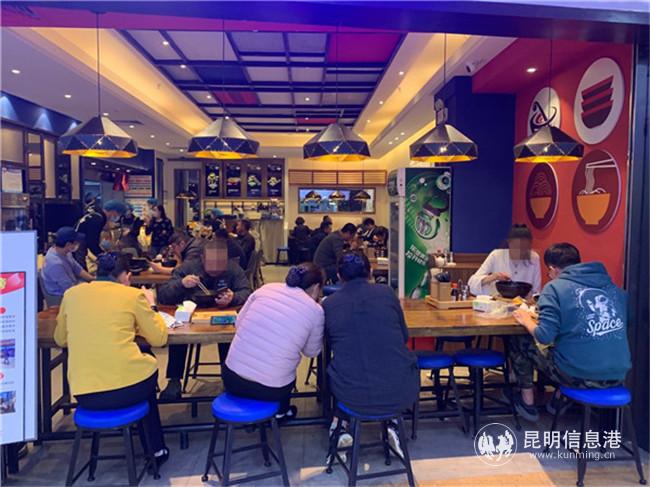 小吃店內(nèi)人員眾多。記者勞學(xué)麗 攝