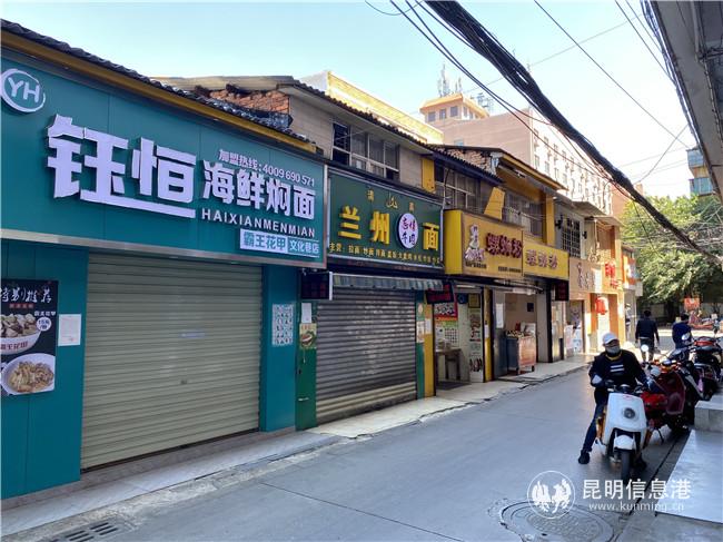 文化巷人流量較少，多數(shù)店鋪未開業(yè)，只有少數(shù)幾家。