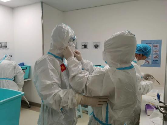  相互檢查防護裝備密封性。王華攝