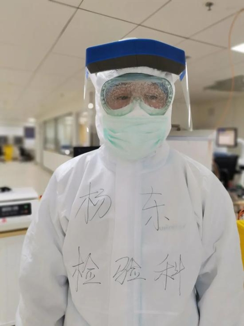  工作負荷過大，護目鏡就起霧。王華攝